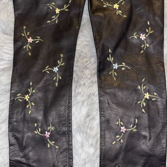 1940’s Vintage Black Long Leather Gloves with Embroidered Flowers - Picture 3 of 12